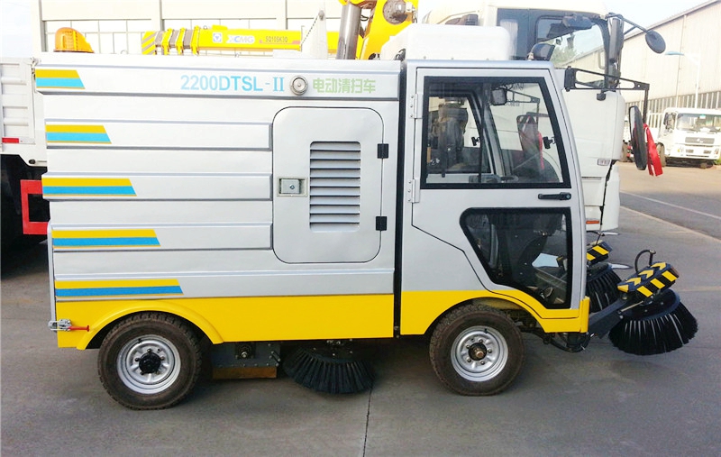 電動2200DTSL型掃地車圖片,封閉式駕駛掃地機(jī)圖片