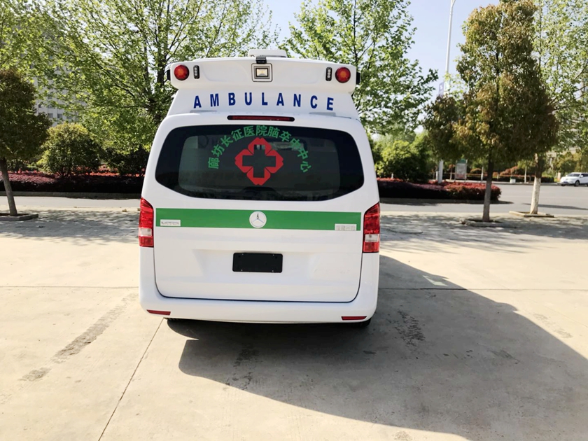 奔馳新威霆救護車外觀實拍圖片,奔馳威霆醫(yī)療救援車尾部圖片
