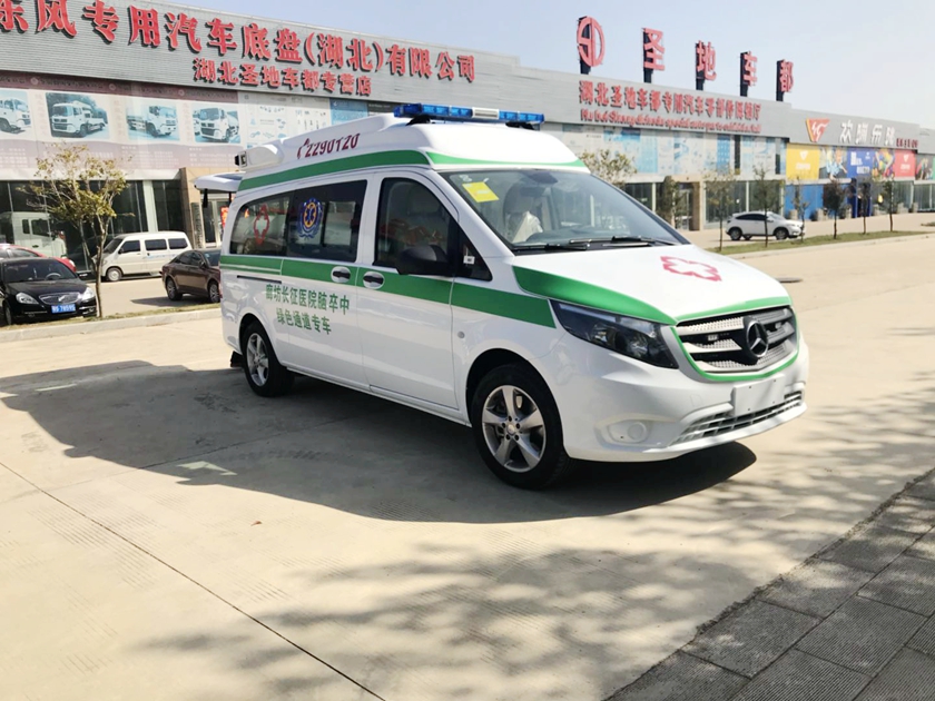 奔馳新威霆救護車外觀實拍圖片,奔馳威霆醫(yī)療救援車右前圖片