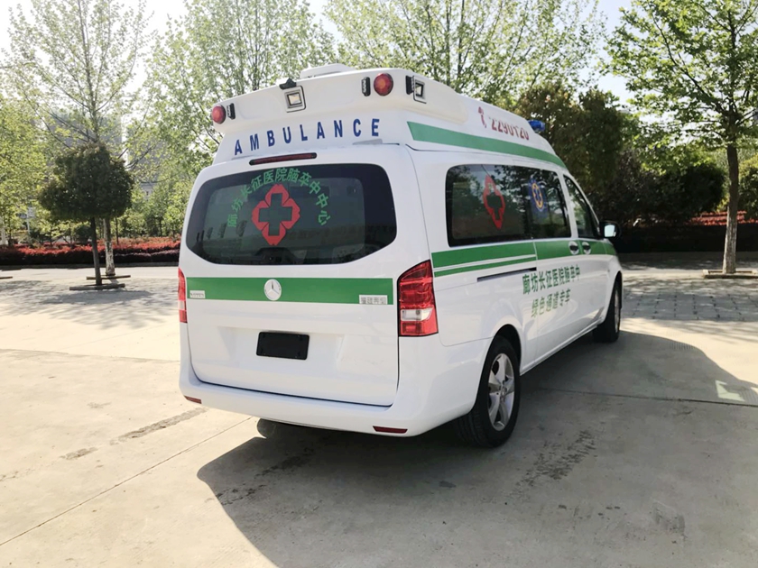 奔馳新威霆救護車外觀實拍圖片,奔馳威霆醫(yī)療救援車右后圖片
