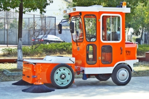 清掃車大的太貴 電動(dòng)的不能長(zhǎng)時(shí)間工作 看看clw1600小型柴油清掃車吧