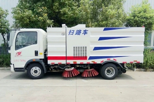 冬季使用掃路車、洗掃車、吸塵車進(jìn)行路面作業(yè)哪個(gè)更合適