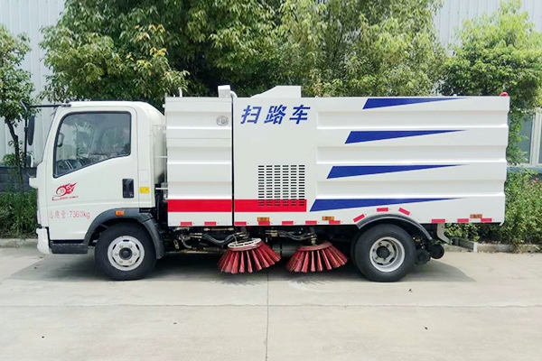 冬季使用掃路車、洗掃車、吸塵車進行路面作業(yè)哪個更合適