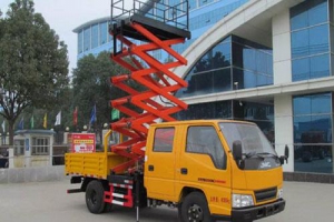 湖北程力曲臂式高空作業(yè)平臺車多種樣式可選