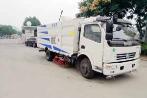 掃路車是配用幾缸的發(fā)動機(jī)？