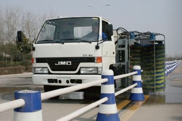 江鈴順達(dá)護(hù)欄清洗車快節(jié)奏的去污能力