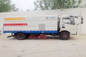 使用多功能程力掃路車,減少對(duì)環(huán)衛(wèi)工人的傷害