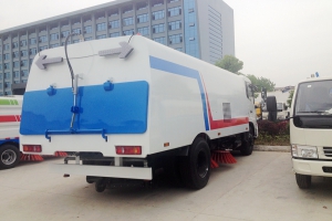 湖北程力告訴您：使用道路清掃車應該注意的五個點兒