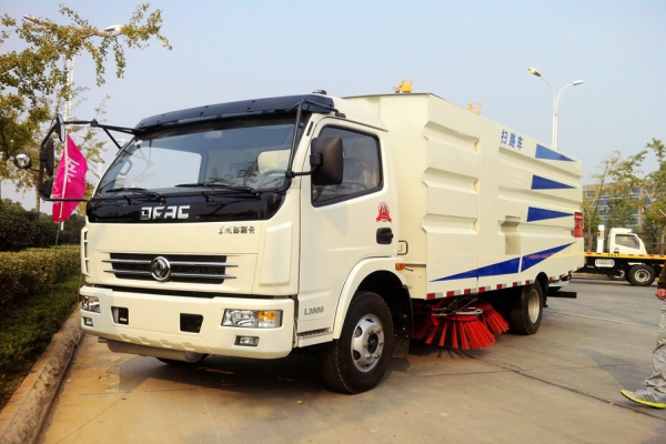 夏日來臨掃路車該如何真確的使用空調(diào)