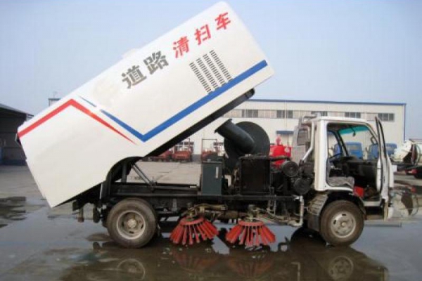 清掃車廠家講述：國四標準的掃路車都有哪些特點