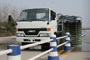 湖北程力護(hù)欄清洗車路試引市民駐足觀看