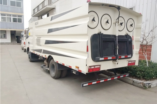 程力純吸式掃路車非同一般的性能特點