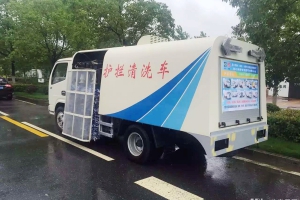 機(jī)械智能化的城市環(huán)衛(wèi)工--護(hù)欄清洗車