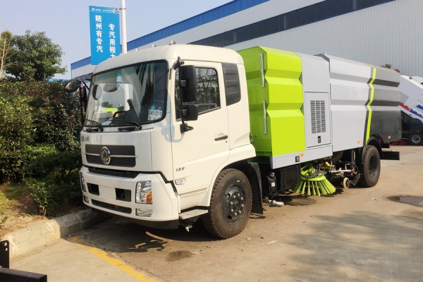 真空吸塵車“便宜無好貨” 湖北程力專汽專業(yè)生產(chǎn)質(zhì)量有保障