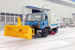 道路清掃車雨雪天氣應(yīng)對路面的操作