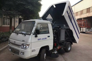 掃路車廠家--小型掃路車作業(yè)中注意事項(xiàng)