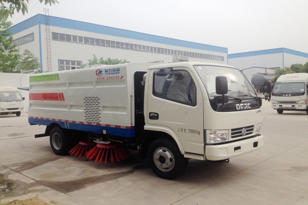 駕駛掃路車時剎車也是一門學(xué)問