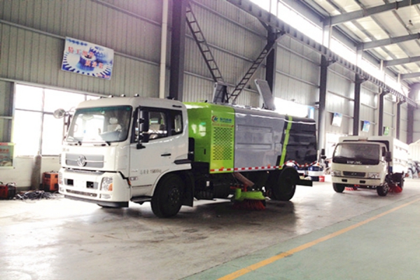 掃路車廠家提示：掃路車久停不用應(yīng)注意的事項(xiàng)