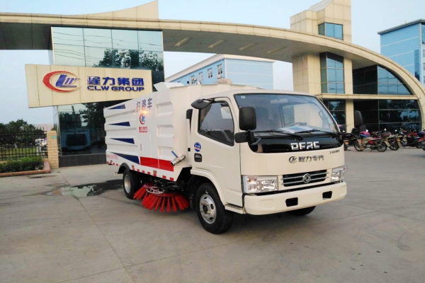 湖北程力掃路車美化城市環(huán)境