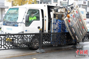 蘇州引進(jìn)首批新型“護(hù)欄自動(dòng)清洗車”陸續(xù)上街作業(yè)
