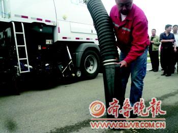 豪華垃圾車&nbsp;青島購(gòu)買9輛奔馳道路清掃車