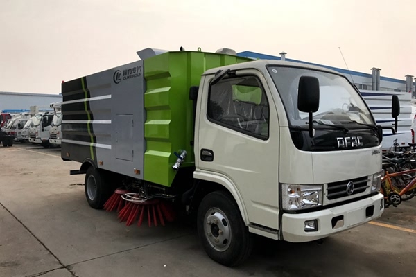 湖北程力掃路車行駛中應(yīng)該注意哪些方面問題？