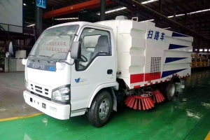 五十鈴掃路車和東風(fēng)道路清掃車同噸位你會(huì)選擇哪個(gè)