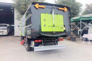 掃地車司機朋友在多雨季節(jié)應(yīng)勤保養(yǎng)電路系統(tǒng)