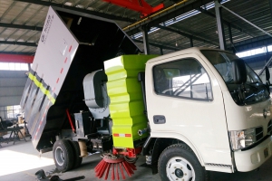 河南客戶來(lái)程力提走掃路車