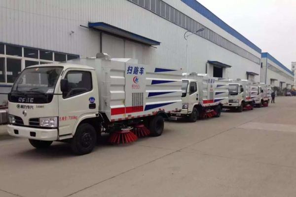 用上一輛湖北程力道路清掃車(chē)可減少多少人力資源和提高多少工作效率