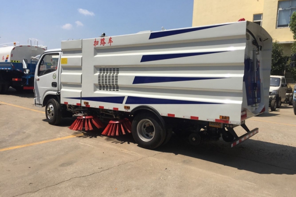 新手掃路車(chē)司機(jī)：清掃車(chē)保養(yǎng)各項(xiàng)目周期解讀