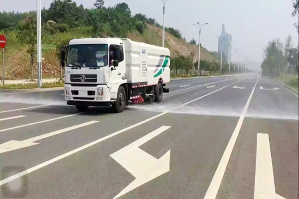 甘肅蘭州引進(jìn)帶高壓清洗的道路清掃車 預(yù)防二次污染