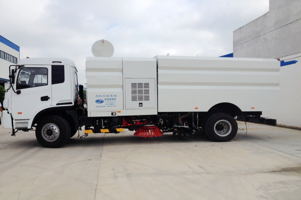 李師傅和他的老朋友“洗掃車”