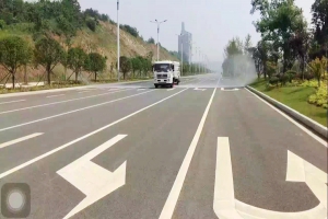掃路車帶灑水嗎 前噴后灑掃路車產(chǎn)品是什么樣的