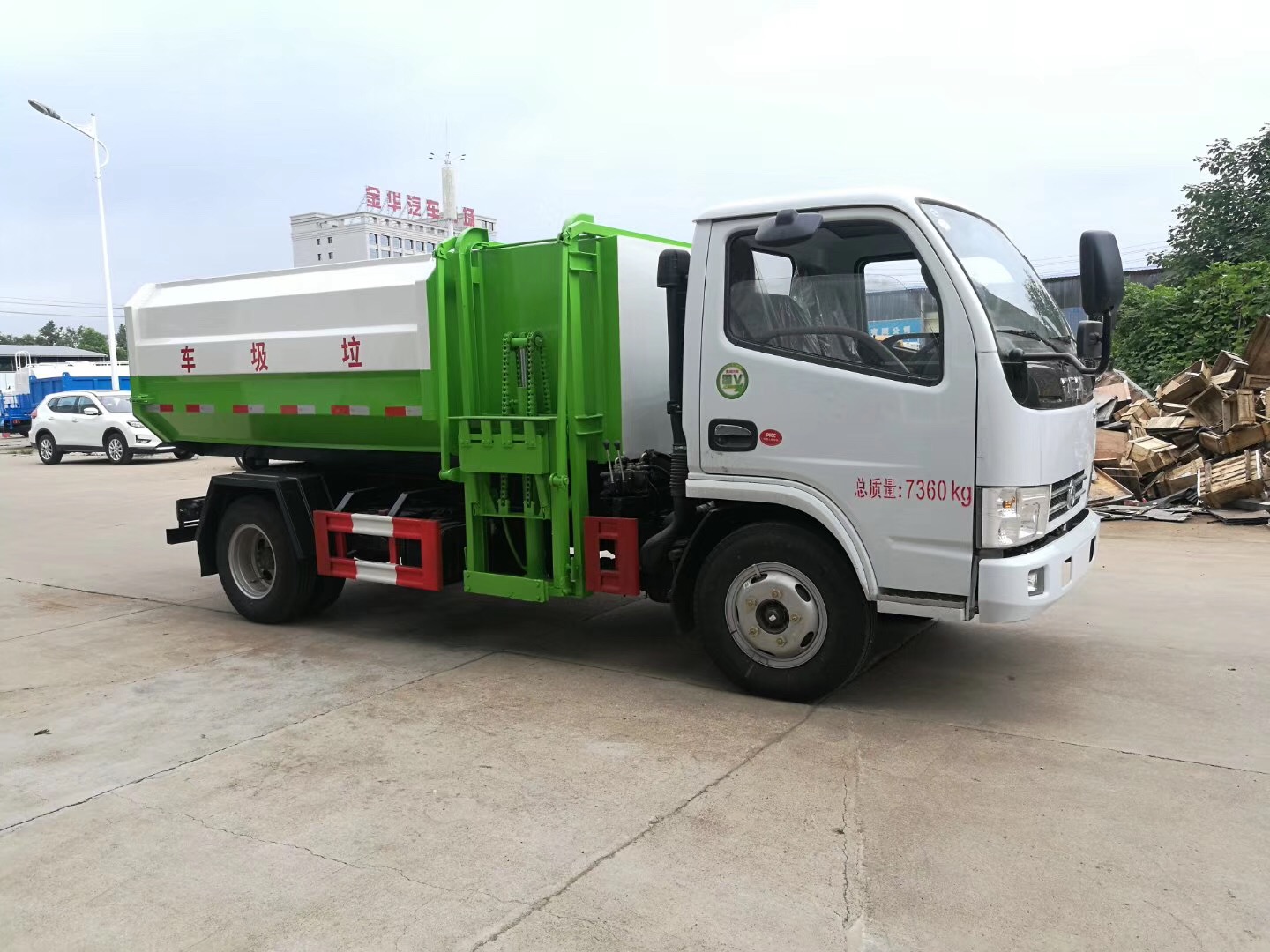 東風(fēng)小多利卡掛桶式垃圾車圖片