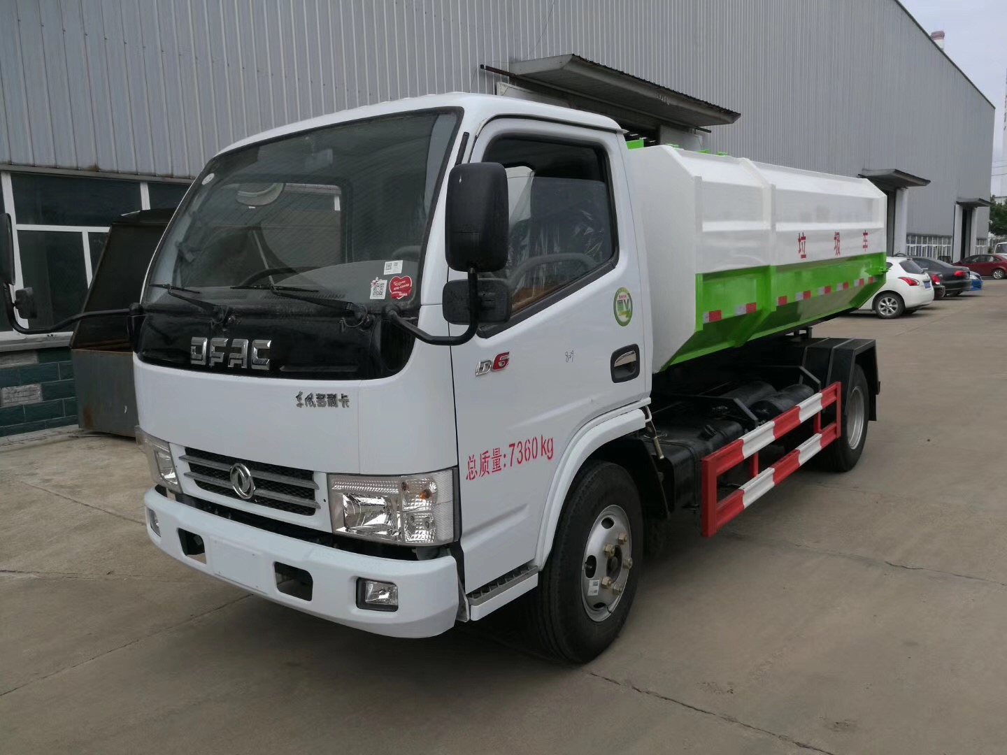 東風(fēng)小多利卡掛桶式垃圾車右前側(cè)圖片