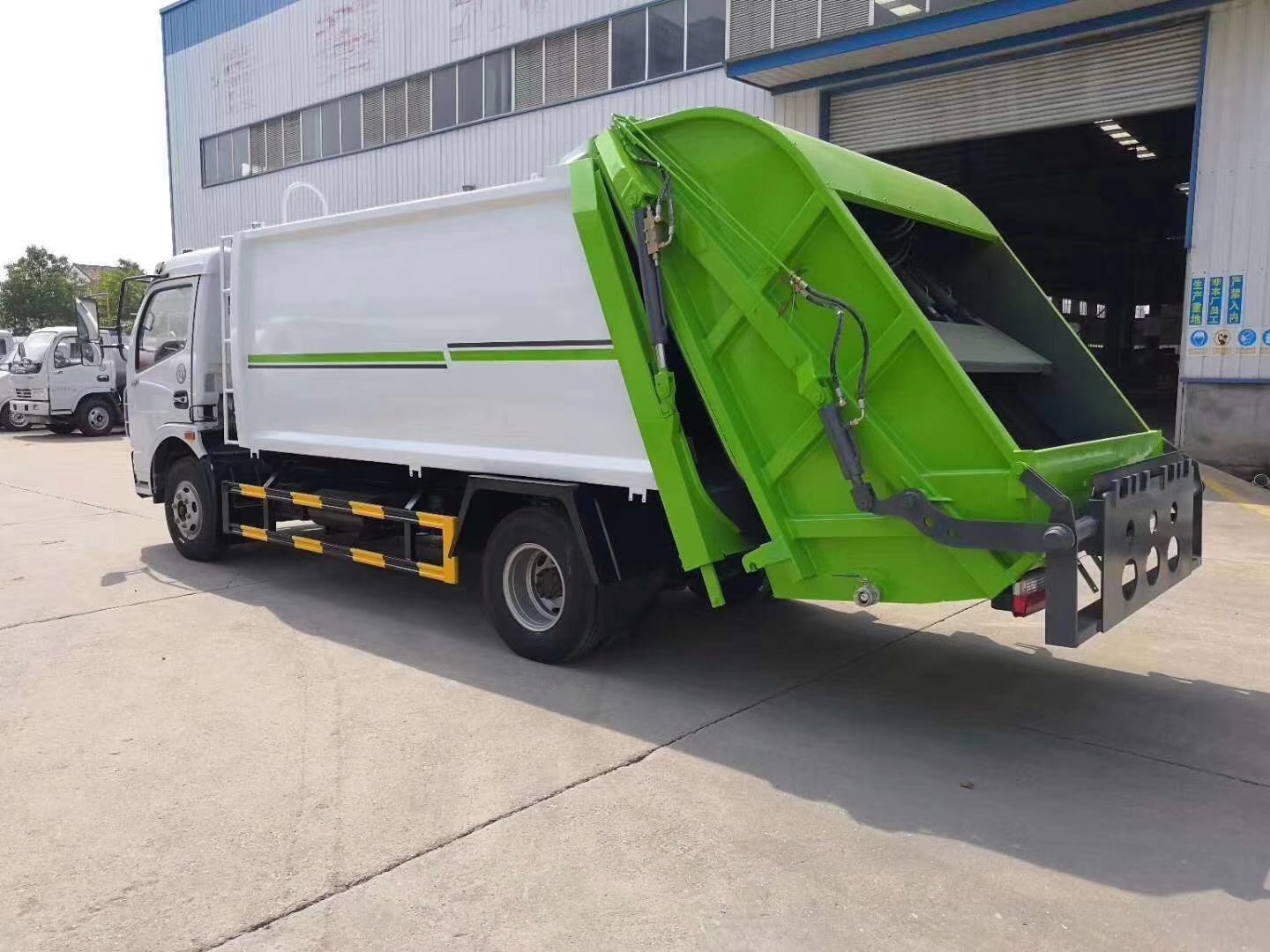 東風(fēng)大多利卡壓縮垃圾車尾部翻轉(zhuǎn)掛桶裝置圖片