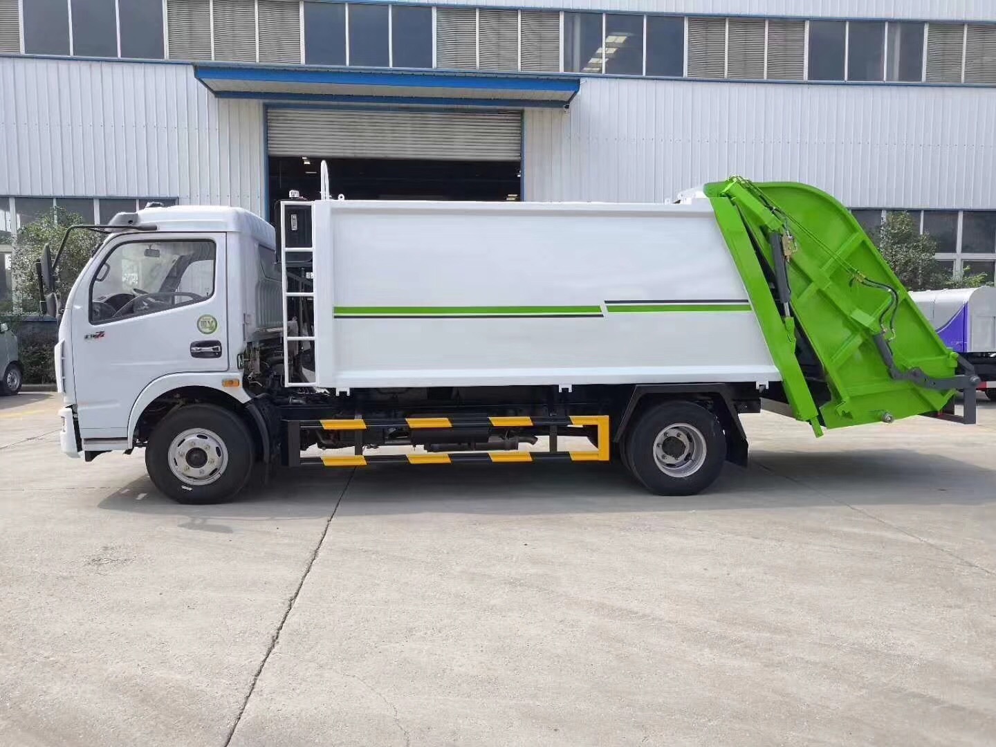 東風(fēng)多利卡垃圾壓縮車側(cè)面圖片