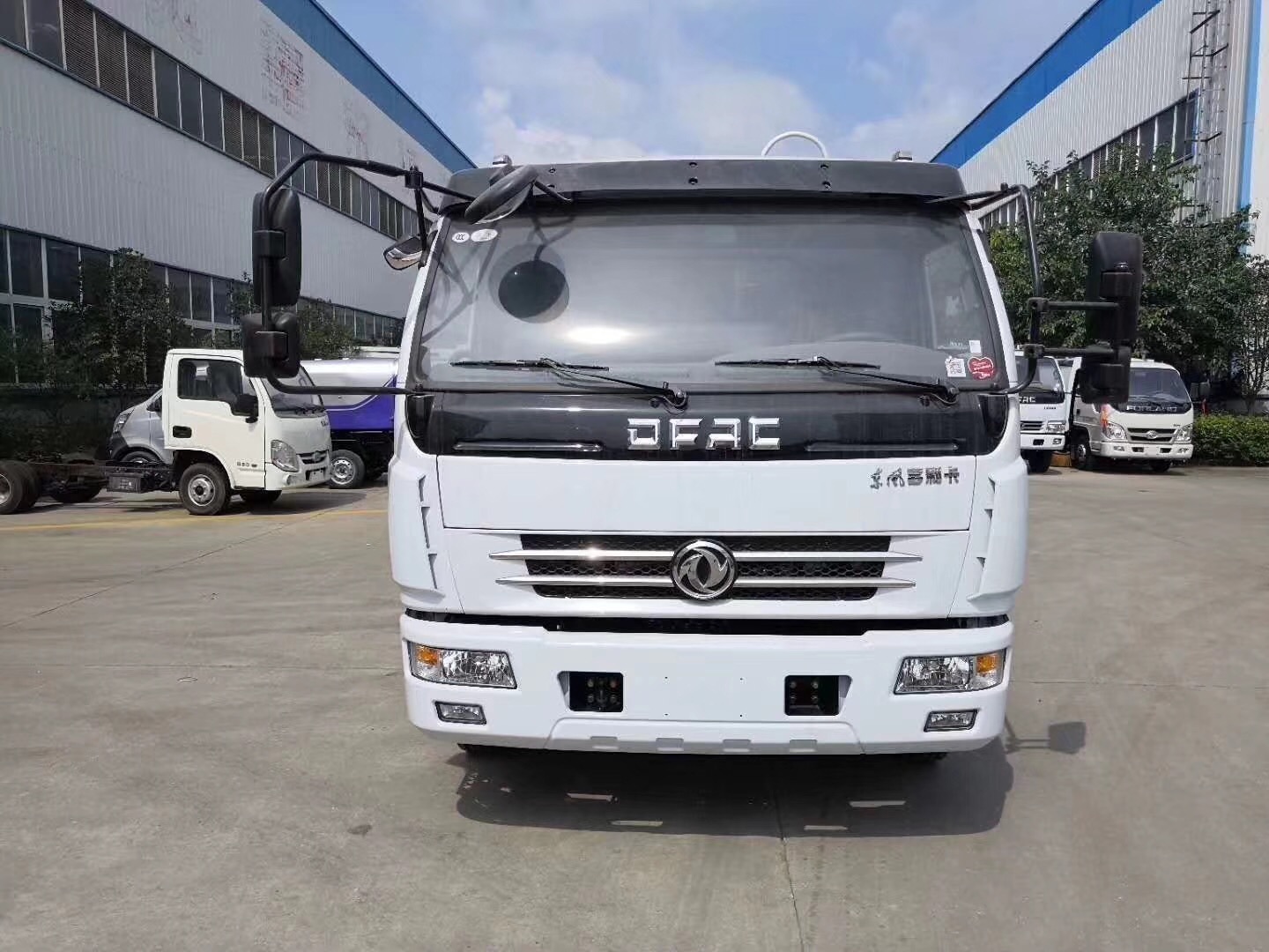 東風(fēng)多利卡垃圾壓縮車正前方圖片