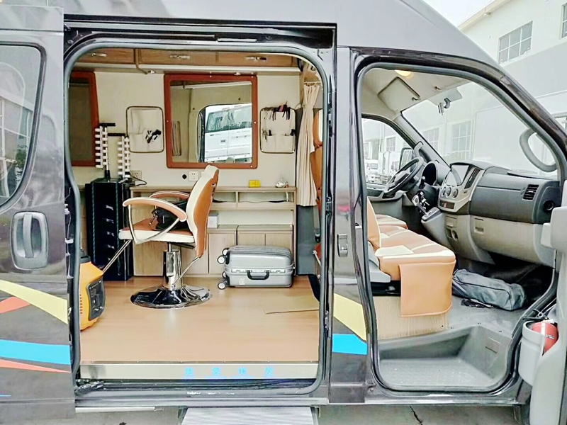 移動(dòng)美發(fā)理發(fā)房車圖片