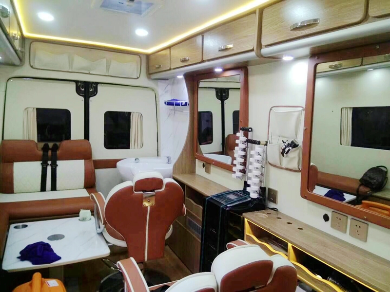 移動(dòng)美發(fā)理發(fā)房車圖片