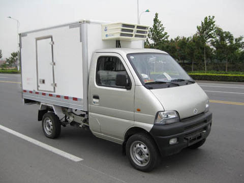 長安小型冷藏車(冷藏運(yùn)輸車)-長安小型冷藏車是用來運(yùn)輸冷凍或保鮮的貨物的封閉式廂式運(yùn)輸車，是裝有制冷機(jī)組的制冷裝置和聚氨酯隔熱廂的冷藏專用運(yùn)輸汽車，長安小型冷藏車常用于運(yùn)輸冷凍食品(冷凍車)，奶制品(奶品運(yùn)輸車)、蔬菜水果(鮮貨運(yùn)輸車)、疫苗藥品(疫苗運(yùn)輸車)等。