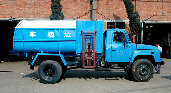 東風(fēng)140尖頭掛桶式垃圾車