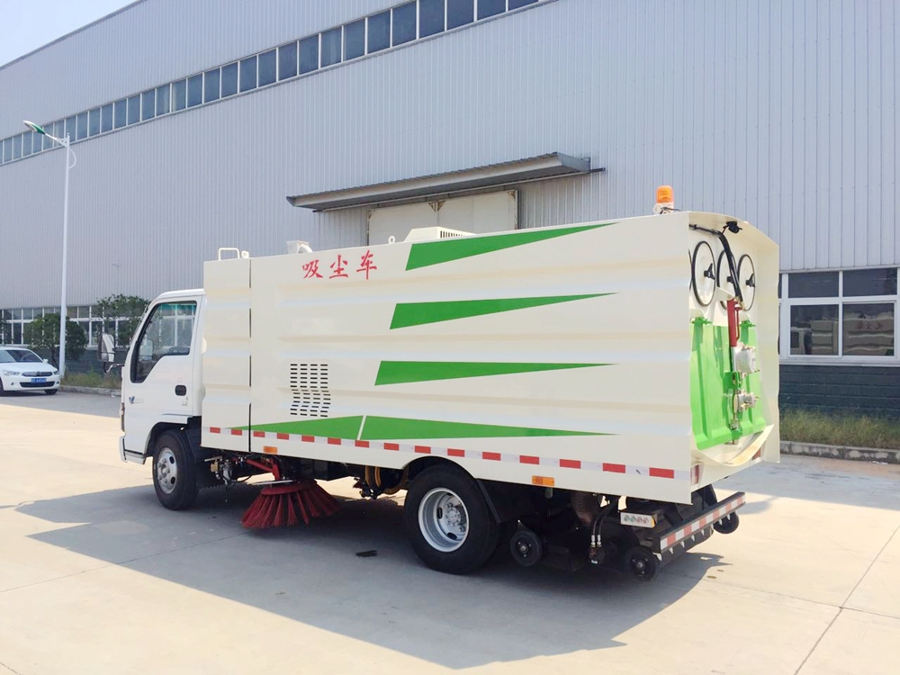 五十鈴純吸式掃路車尾部照片