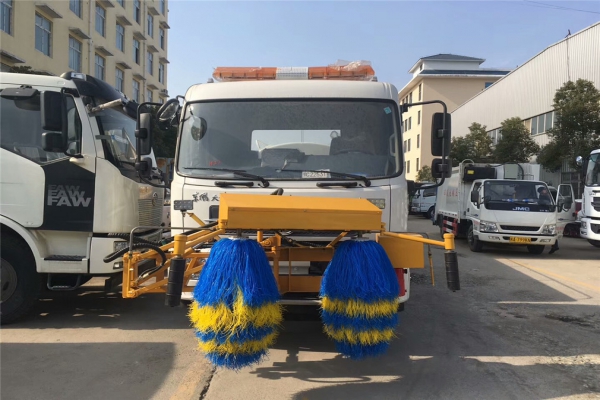 東風天錦高速路護欄清洗車前置滾刷