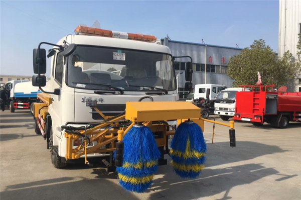 東風天錦高速路護欄清洗車清洗裝置