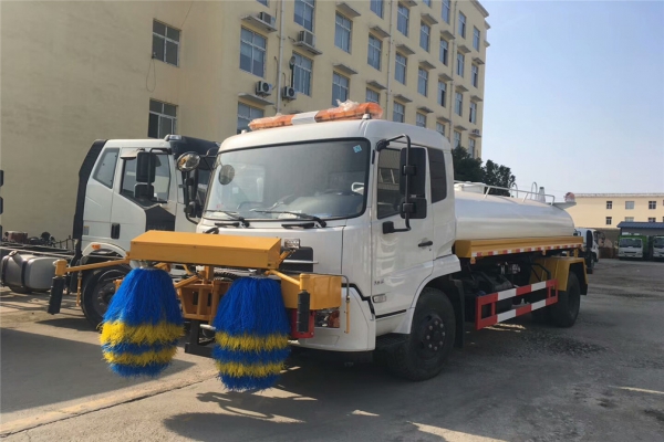 東風天錦高速路護欄清洗車左側(cè)圖片