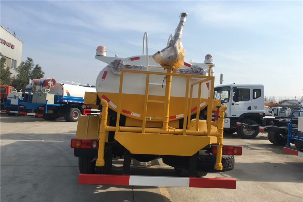 東風天錦高速路護欄清洗車后方圖片