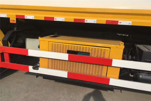 東風天錦高速路護欄清洗車動力機組位置