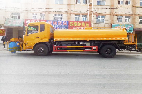 東風天錦高速路護欄清洗車正側(cè)圖片